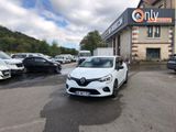 une voiture blanche garée devant un bâtiment dans un parking