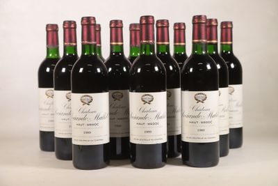 six bouteilles de vin sont alignées sur une table