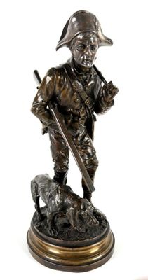 statue en bronze représentant un homme avec un chien et un fusil