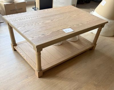 une table basse sur laquelle est posée une étiquette, dans un salon