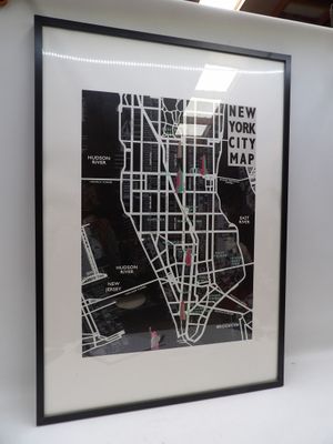 une photo d'une carte de New York dans un cadre noir