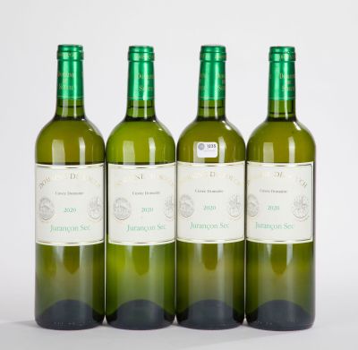 trois bouteilles de vin sont alignées sur une surface blanche