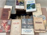 un grand nombre de livres posés sur une table
