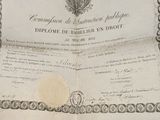 un vieux document sur lequel figure la photo d'un homme qui le tient