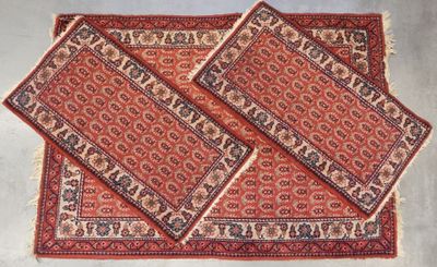 Grand tapis et deux petits tapis en laine à décor de boteh s…