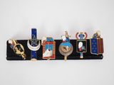 un gros plan sur une rangée de broches posées sur une étagère
