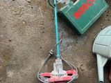un grand nombre d'outils posés sur le sol