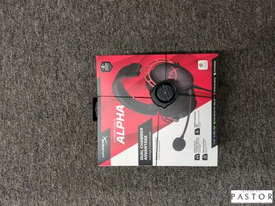 une image représentant une boîte sur laquelle est posé un casque