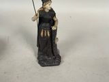 figurine représentant une femme avec une épée et un chapeau