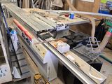 On trouve de nombreux types de métal et de bois dans ce garage