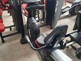 une photo montrant une rangée d'appareils de musculation fixes dans une salle de sport