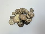 une pile de pièces d'argent sur une surface blanche