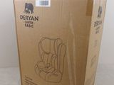 boîte en carton contenant un siège auto pour enfant, posée sur une table