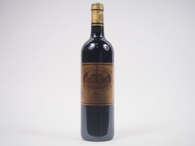 une bouteille de vin posée sur une table