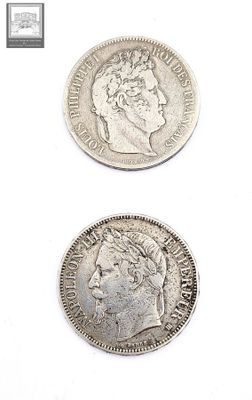 trois types différents de pièces d'argent sur une surface blanche