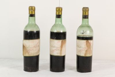 trois bouteilles de vin posées l'une à côté de l'autre sur une table