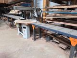 Dans un atelier, plusieurs morceaux de bois sont empilés les uns sur les autres