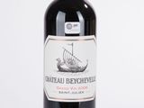 une bouteille de vin posée sur une table