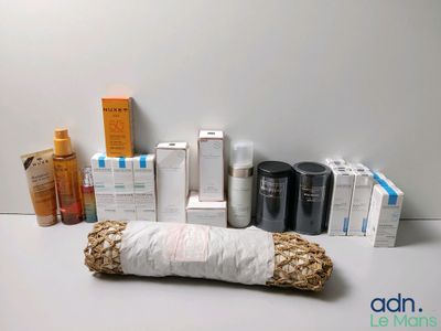 un rouleau de papier toilette posé sur une table à côté d'autres objets