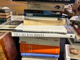 plusieurs livres empilés sur une table
