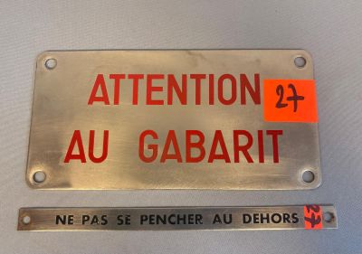 un panneau métallique sur lequel est inscrit « Attention au gabarit »