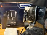 une boîte de machines à café Delongua posée sur une table