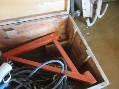 une boîte en bois contenant tout un tas d'outils