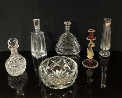 beaucoup de vases en verre posés sur une table