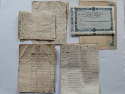 plusieurs vieux papiers sont posés sur une table