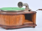 une table en bois sur laquelle est posé un tourne-disque