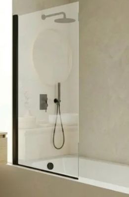 une baignoire avec une porte vitrée dans une salle de bains