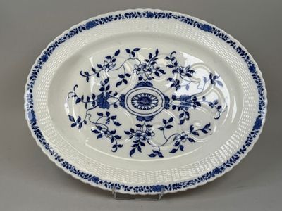 une assiette bleue et blanche ornée d'un motif floral