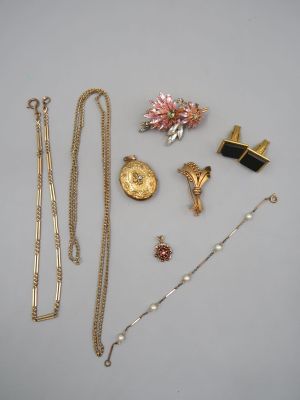 plusieurs bijoux, dont un collier, un bracelet et une broche