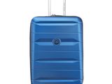 La valise bleue repose sur ses roulettes, posée sur une surface blanche.