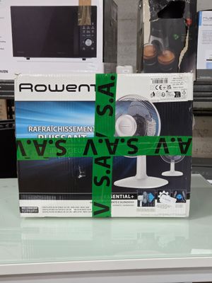 une boîte posée sur une table, avec un ventilateur posé dessus