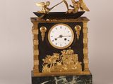 une horloge noire et dorée ornée d'anges