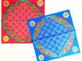 deux cartes rouges et bleues ornées de motifs, posées sur une surface blanche