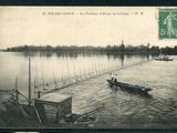 une photo d'une carte postale représentant un bateau sur l'eau