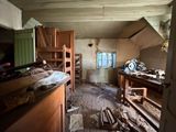 une pièce où il y a beaucoup de bois par terre