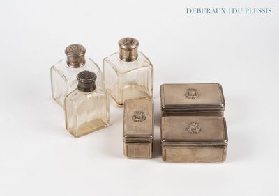 trois petites bouteilles en métal argenté et une petite boîte en métal argenté