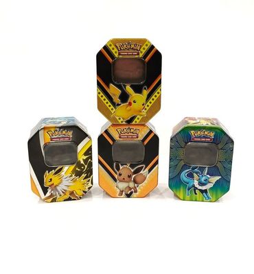 trois boîtes sur lesquelles figurent différents types de Pokémon, posées sur une surface blanche