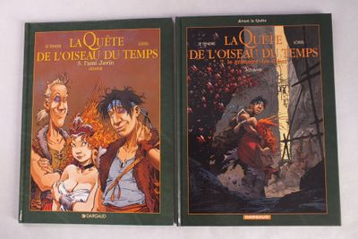 deux livres posés sur une table