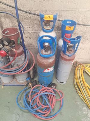 de nombreux types différents de bouteilles de gaz et de tuyaux, disposés les uns à côté des autres