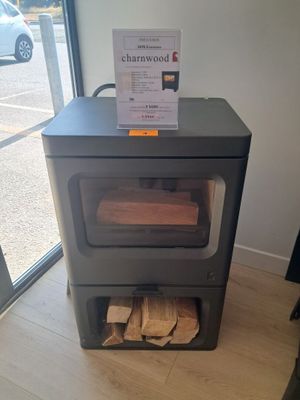 un petit poêle à bois dans un coin de la pièce