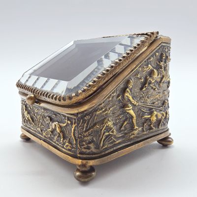 une boîte à bijoux ancienne en laiton et en verre, ornée d'une grande pierre facettée