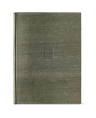 un livre avec une couverture argentée sur fond blanc