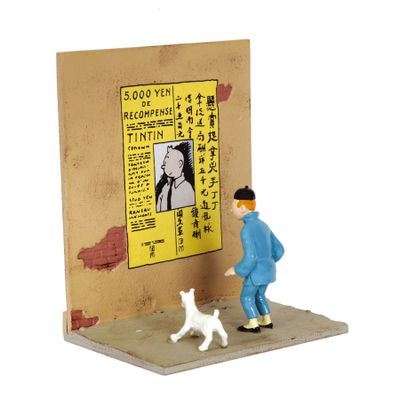 une figurine représentant un homme et un chien devant une affiche