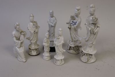 Ensemble de 7 guanyins en porcelaine blanche.