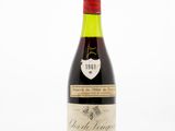 gros plan d'une bouteille de vin sur une table