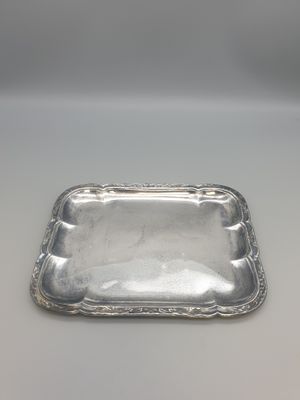 un plateau en argent posé sur une table munie d'une poignée